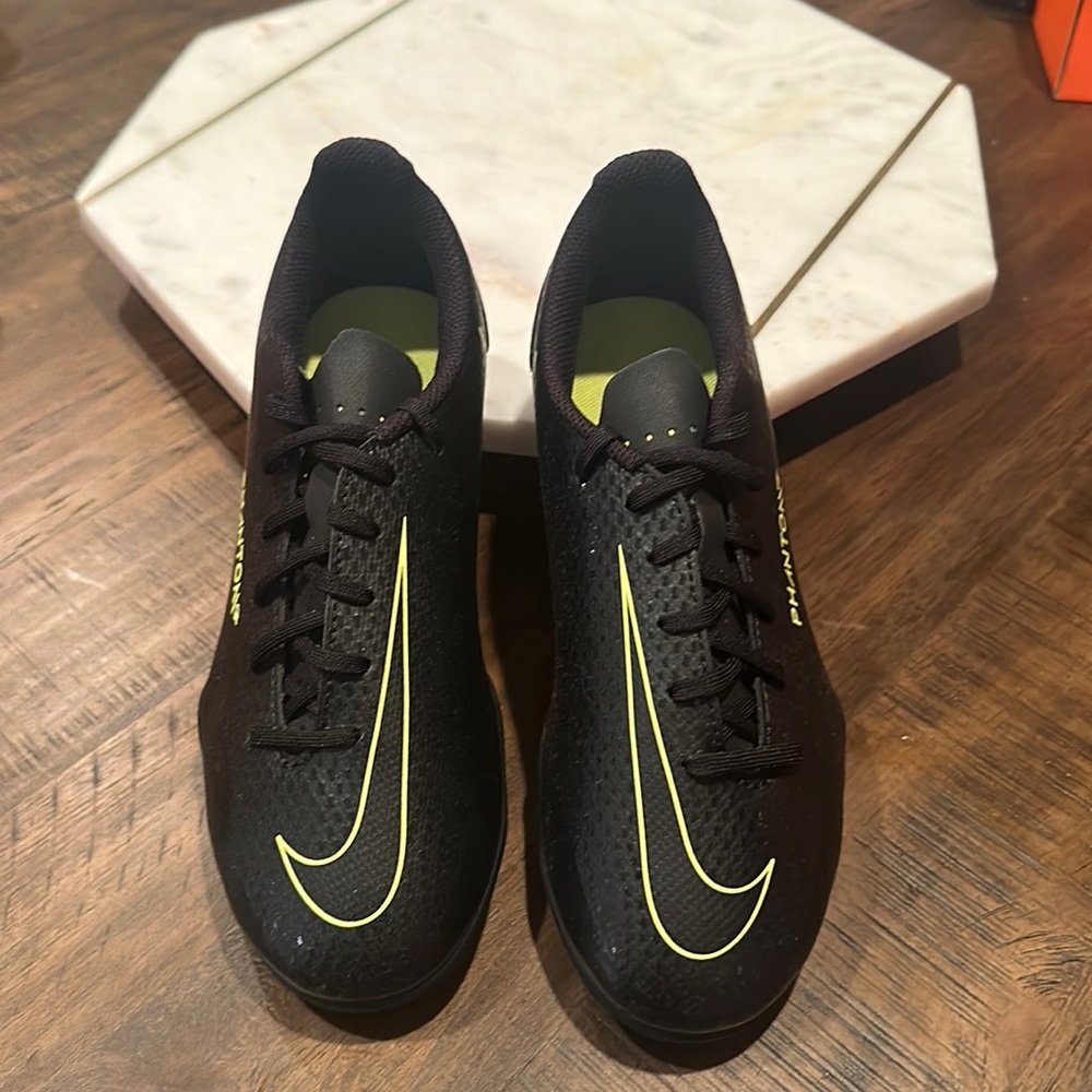 Brand New! never worn! Youth Nike Jr Phantom soccer Cleats boys size 3